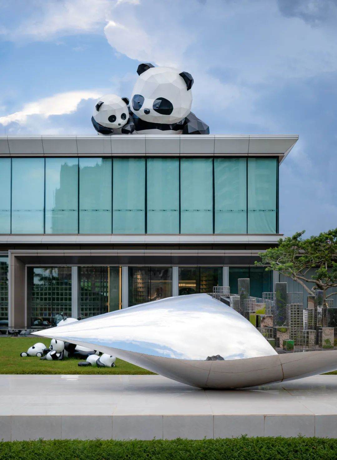 建筑楼顶摆放什么样的雕塑合适，国宝熊猫雕塑是非常好的选择!